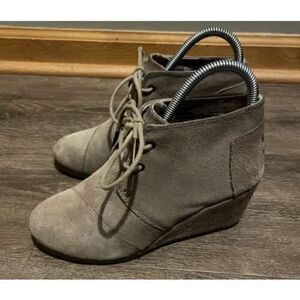 TOM'S Taupe Suede Lace Up Wedge Ankle Bootie Boots Womens Size 6 Model 741115